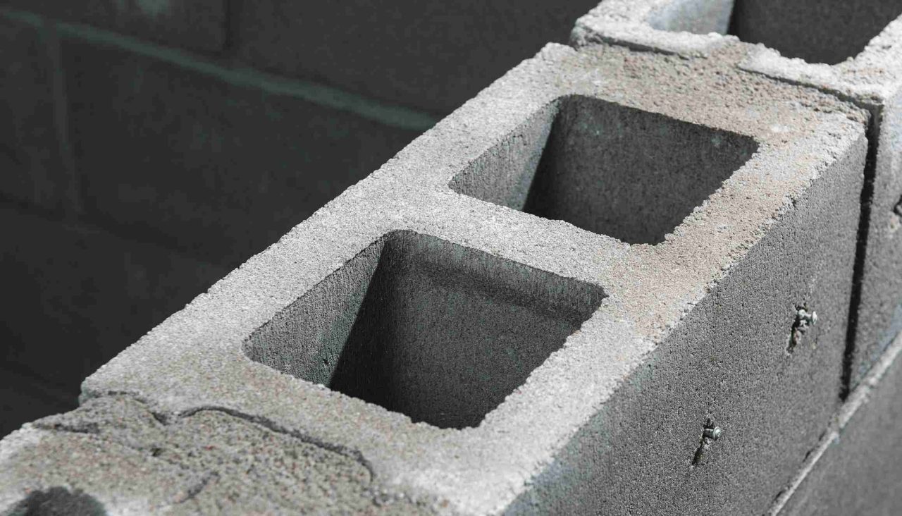 Hilti Mitarbeiter verwaltet Werkzeugpark