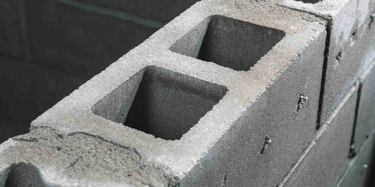 Eine Mitarbeiterin mit Hilti Ferroscan System PS 300 auf die Baustelle
