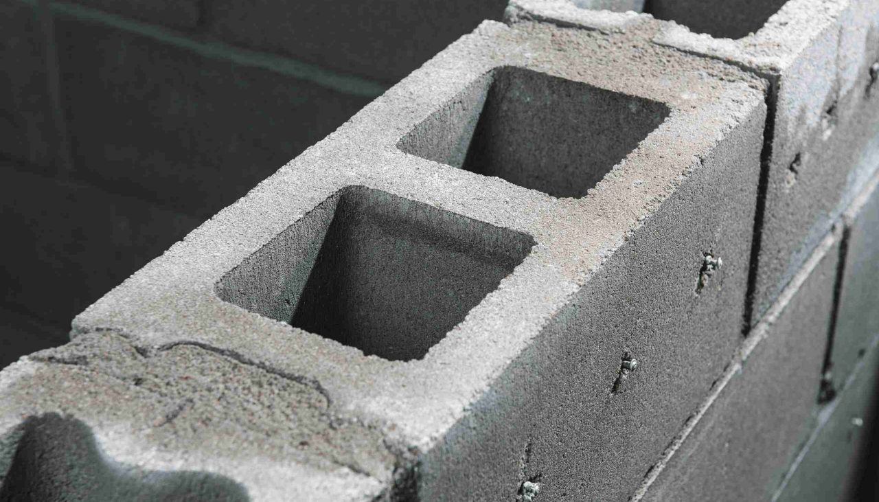 Junge Hilti Mitarbeiterin im Kundenservice