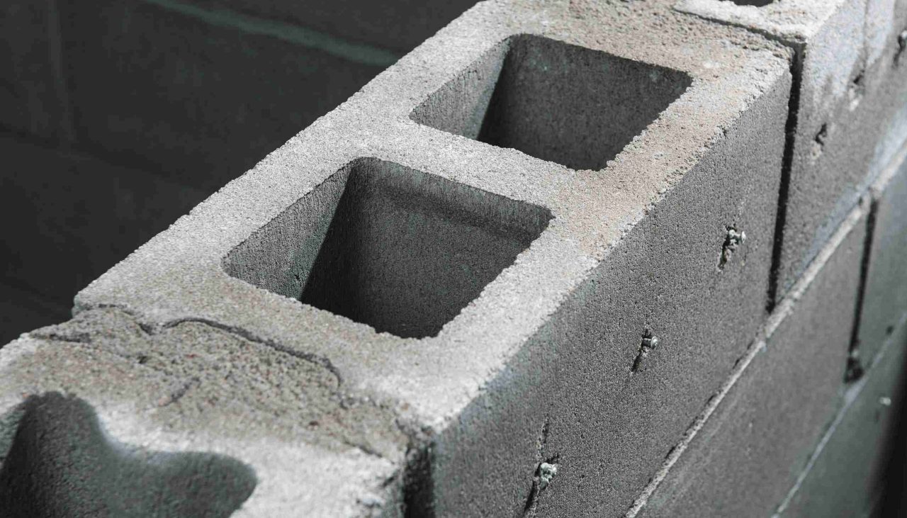 Hilti Verkaufsberaterin und Kunde im Gespräch in einem Tunnel