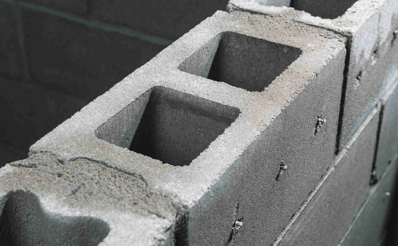 Ein in Hilti-Ausrüstung gekleideter Spezialist führt Arbeiten an einer Windmühle durch