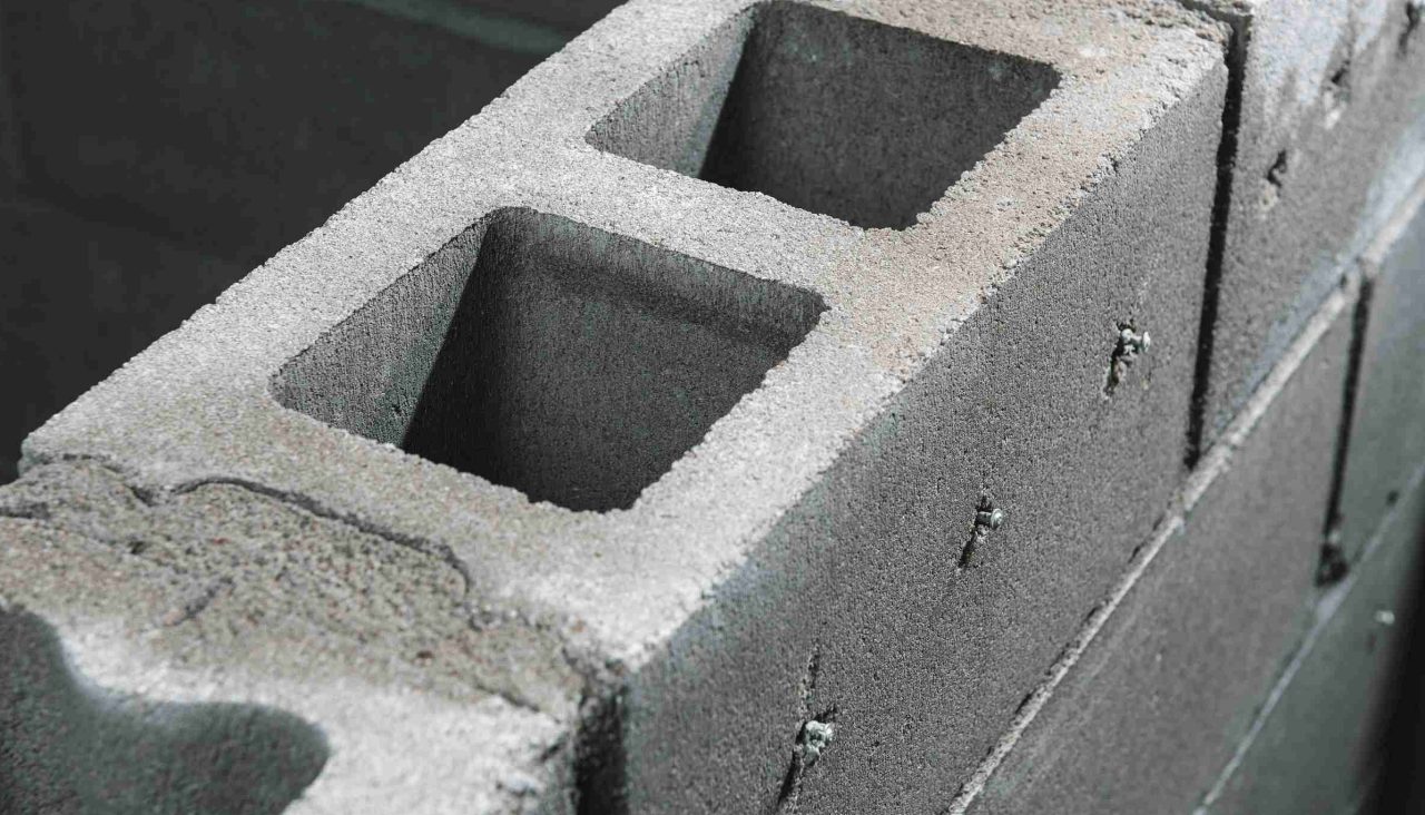 Hilti Verkaufsberater beim Dübeltestversuch mit HAT28