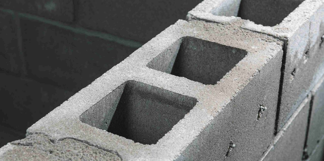 Hilti Software Lösungen. Zwei Arbeiter kommunizieren auf der Baustelle.